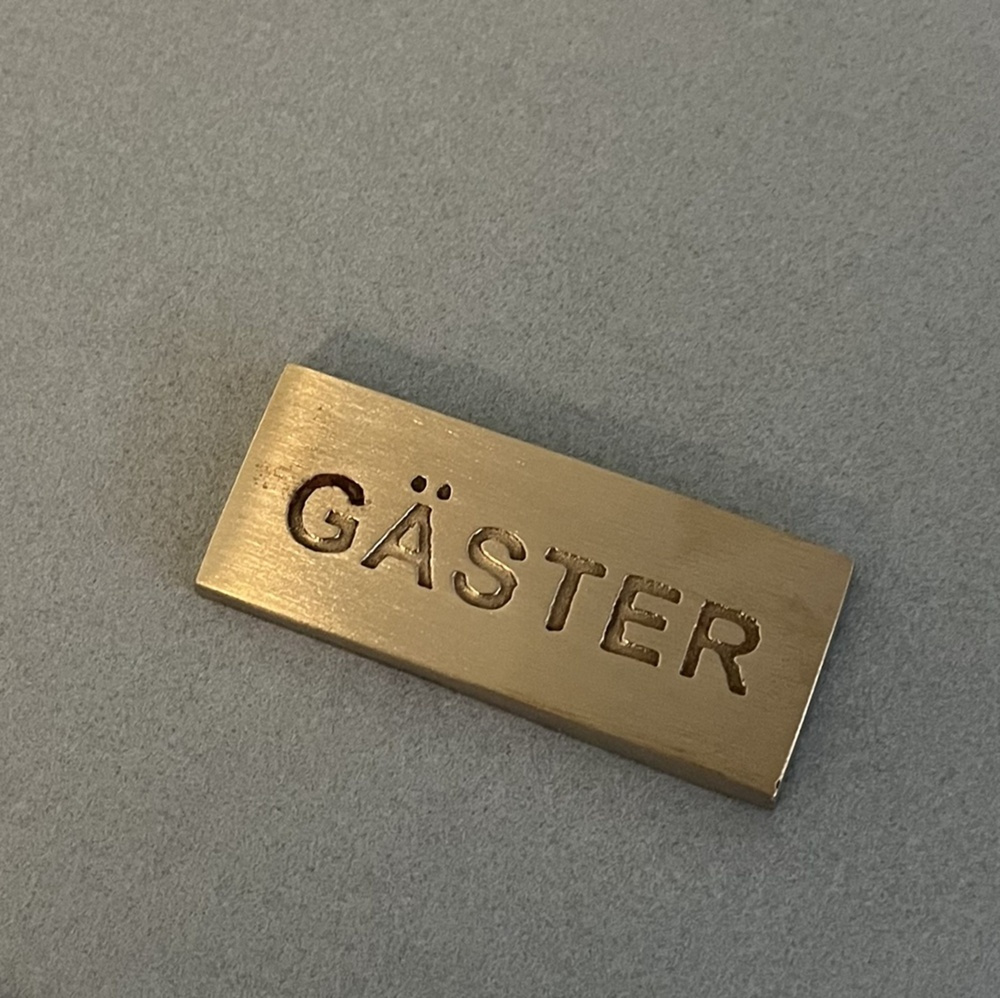 Skylt , GÄSTER, 5 x 2 cm, Exmez, Borstad Mässing i gruppen Förvaring / Magneter och självhäftande / Skyltar och etiketter hos SmartaSaker.se (42615)