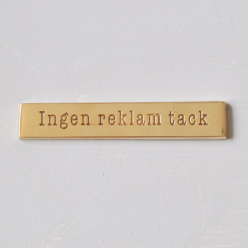 Skylt i mässing, INGEN REKLAM TACK, 9,5 x H 1,7 cm, Guld i gruppen Förvaring / Magneter och självhäftande / Skyltar och etiketter hos SmartaSaker.se (42618)