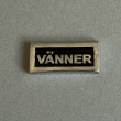 Skylt med ram, Aluminium, VÄNNER, Exmez, 4 x H 1,7 cm, Svart / Silver Skylt med ram, Aluminium, VÄNNER, Exmez, 4 x H 1,7 cm, Svart / Silver