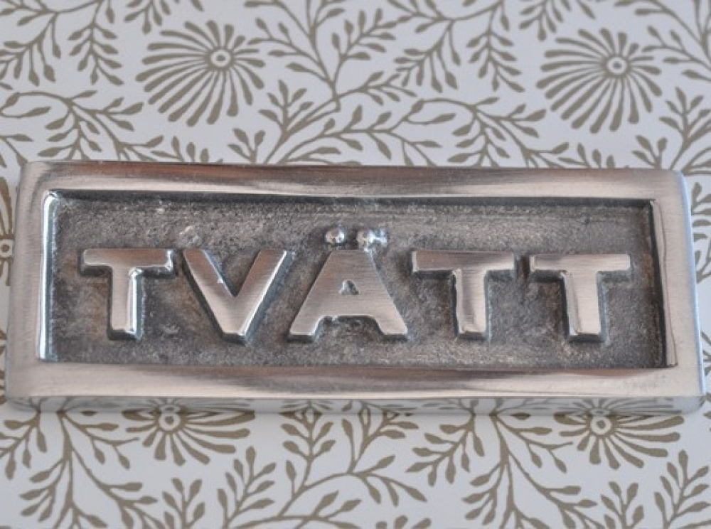 Skylt med ram, TVÄTT, 9 x H 3,5 cm, Exmez, Sandgjuten aluminium i gruppen Förvaring / Magneter och självhäftande / Skyltar och etiketter hos SmartaSaker.se (42625)