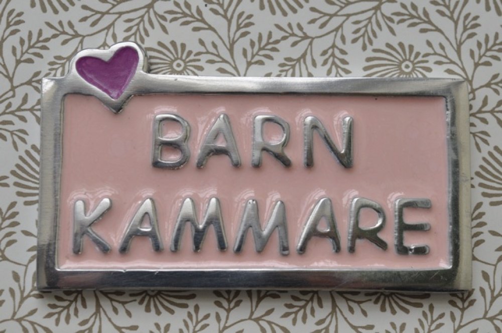Skylt, BARNKAMMARE, 10 x 5,5 cm, Exmez, Sandgjuten aluminium, rosa i gruppen Förvaring / Magneter och självhäftande / Skyltar och etiketter hos SmartaSaker.se (42631)