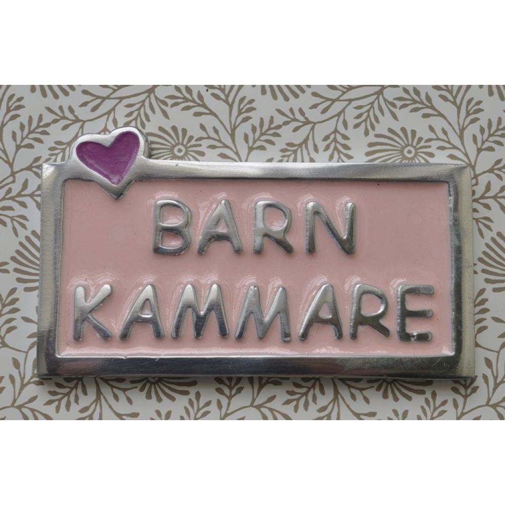 Skylt, BARNKAMMARE, 10 x 5,5 cm, Exmez, Sandgjuten aluminium, rosa i gruppen Förvaring / Magneter och självhäftande / Skyltar och etiketter hos SmartaSaker.se (42631)