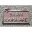 Skylt, BARNKAMMARE, 10 x 5,5 cm, Exmez, Sandgjuten aluminium, rosa Skylt, BARNKAMMARE, 10 x 5,5 cm, Exmez, Sandgjuten aluminium, rosa