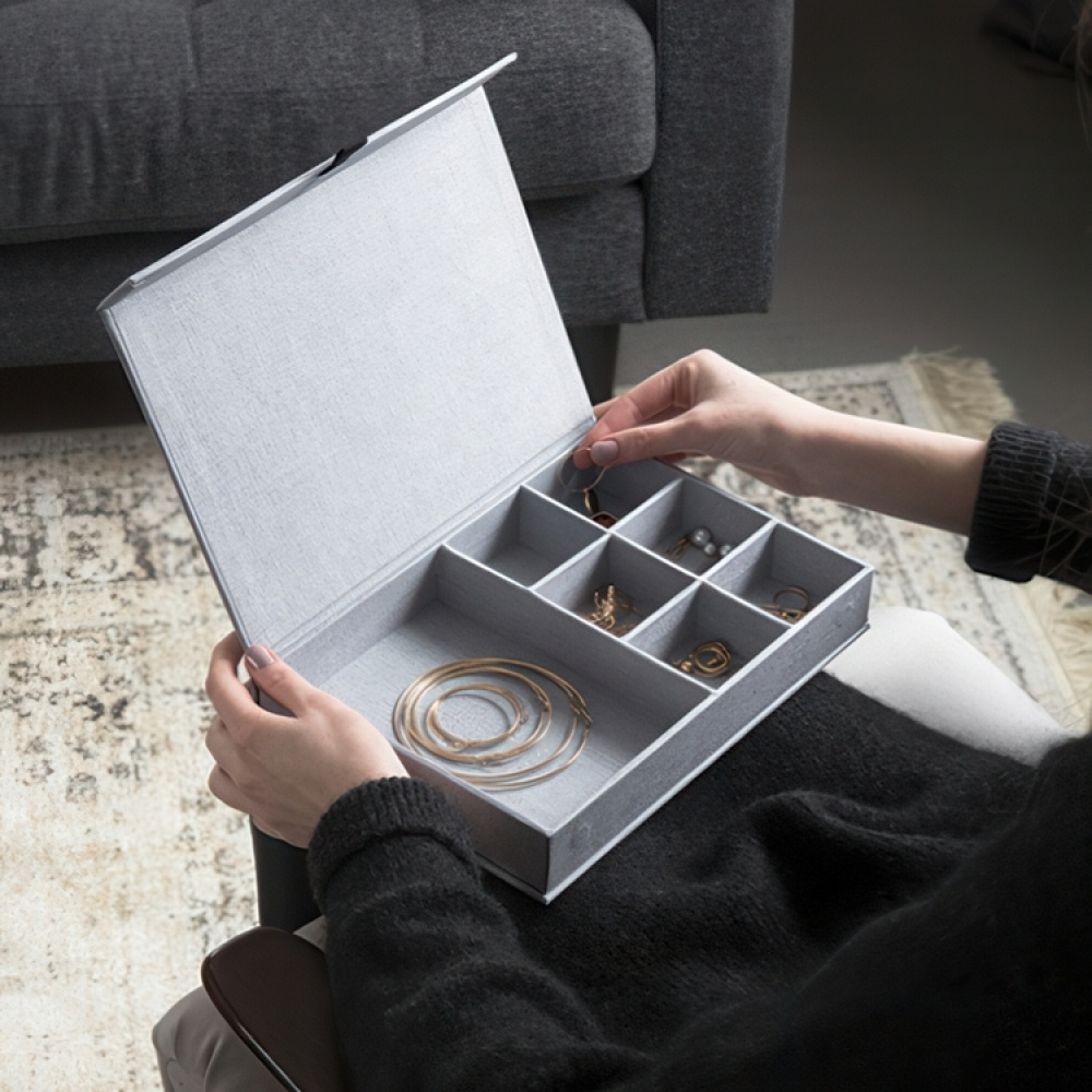 Smyckesask med 7 fack, magnetlås, BIGSO JOLIE, 26,5 x 19 x H 5 cm, Vit i gruppen Förvaring / Sovrumsförvaring / Smyckesförvaring hos SmartaSaker.se (42684)