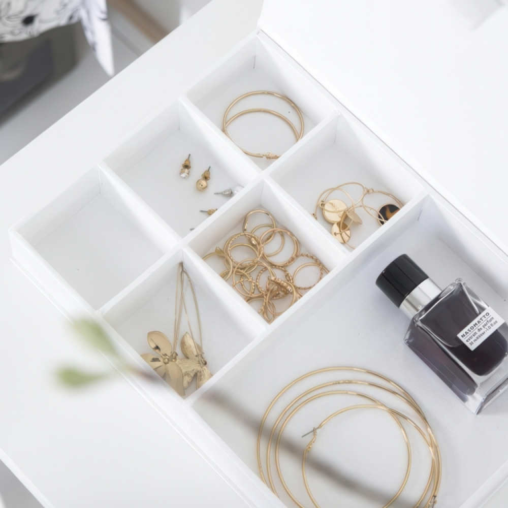 Smyckesask med 7 fack, magnetlås, BIGSO JOLIE, 26,5 x 19 x H 5 cm, Vit i gruppen Förvaring / Sovrumsförvaring / Smyckesförvaring hos SmartaSaker.se (42684)