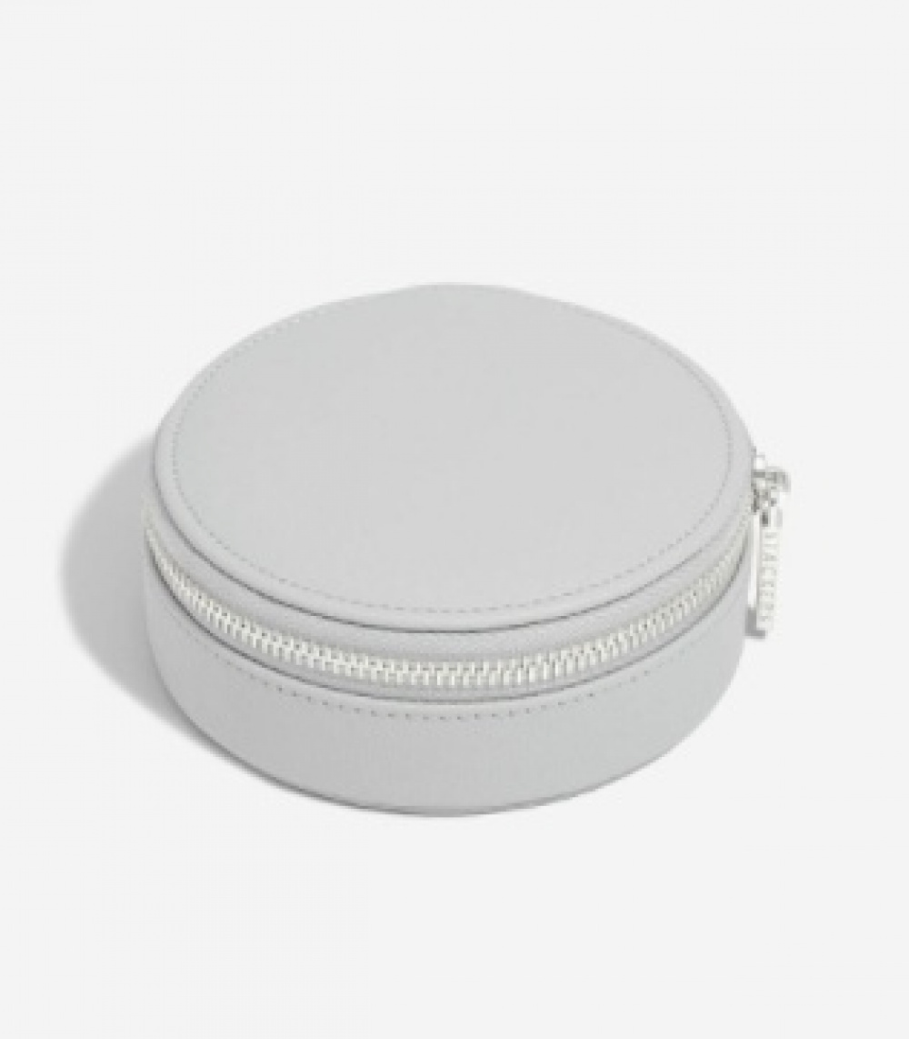Smyckeskrin för resan, Rund, STACKERS, Ø 12 x H 4,5 cm, Pebble Grey i gruppen Förvaring / Förvaring på resa / Smyckesförvaring för resa hos SmartaSaker.se (42696)
