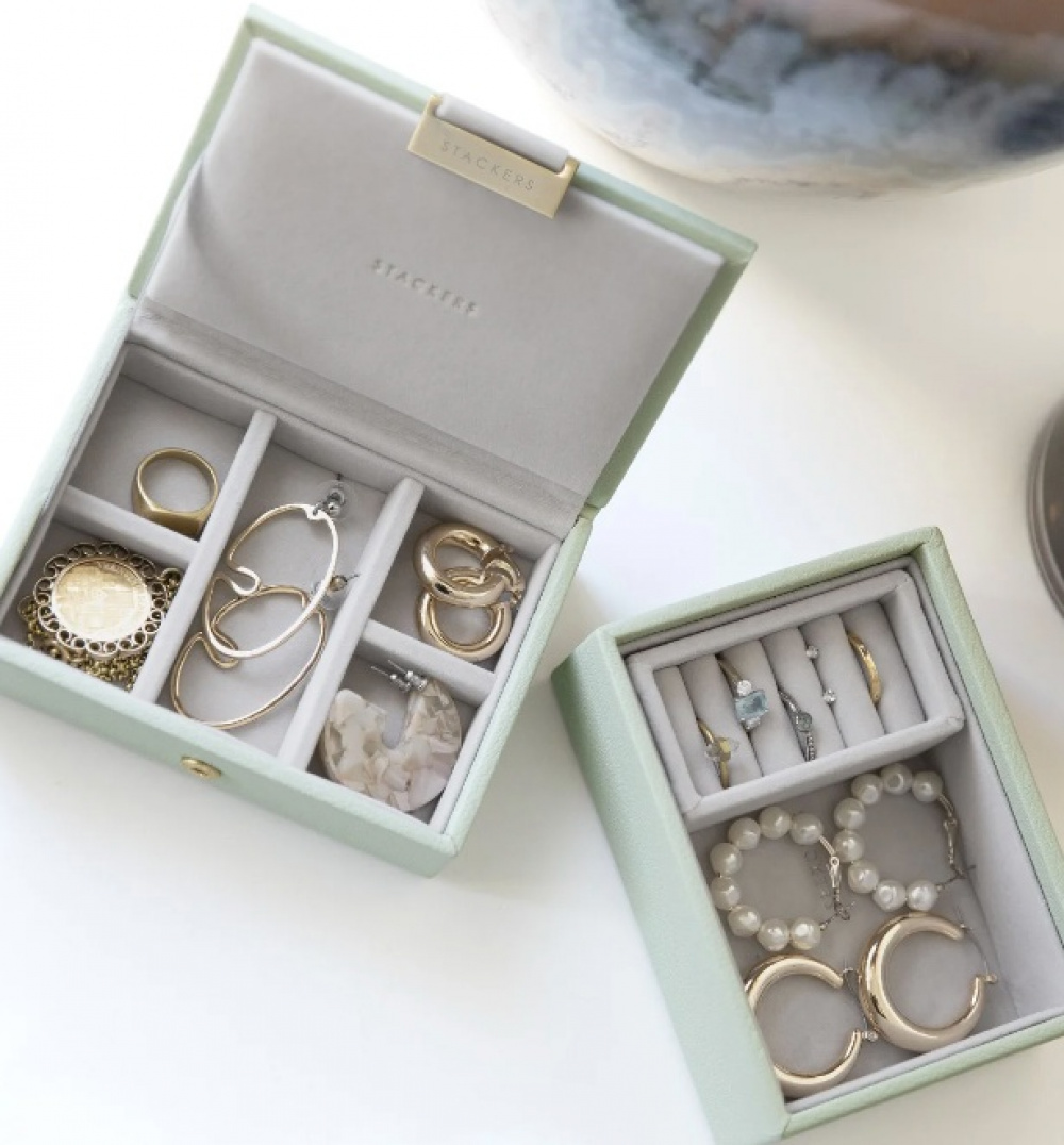 Smyckeskrin, 2 våningar, MICRO STACKERS, 12,5 x 9 x H 9 cm, Sage Green i gruppen Förvaring / Badrumsförvaring / Sminkförvaring hos SmartaSaker.se (42703)