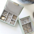 Smyckeskrin, 2 våningar, MICRO STACKERS, 12,5 x 9 x H 9 cm, Sage Green Smyckeskrin, 2 våningar, MICRO STACKERS, 12,5 x 9 x H 9 cm, Sage Green