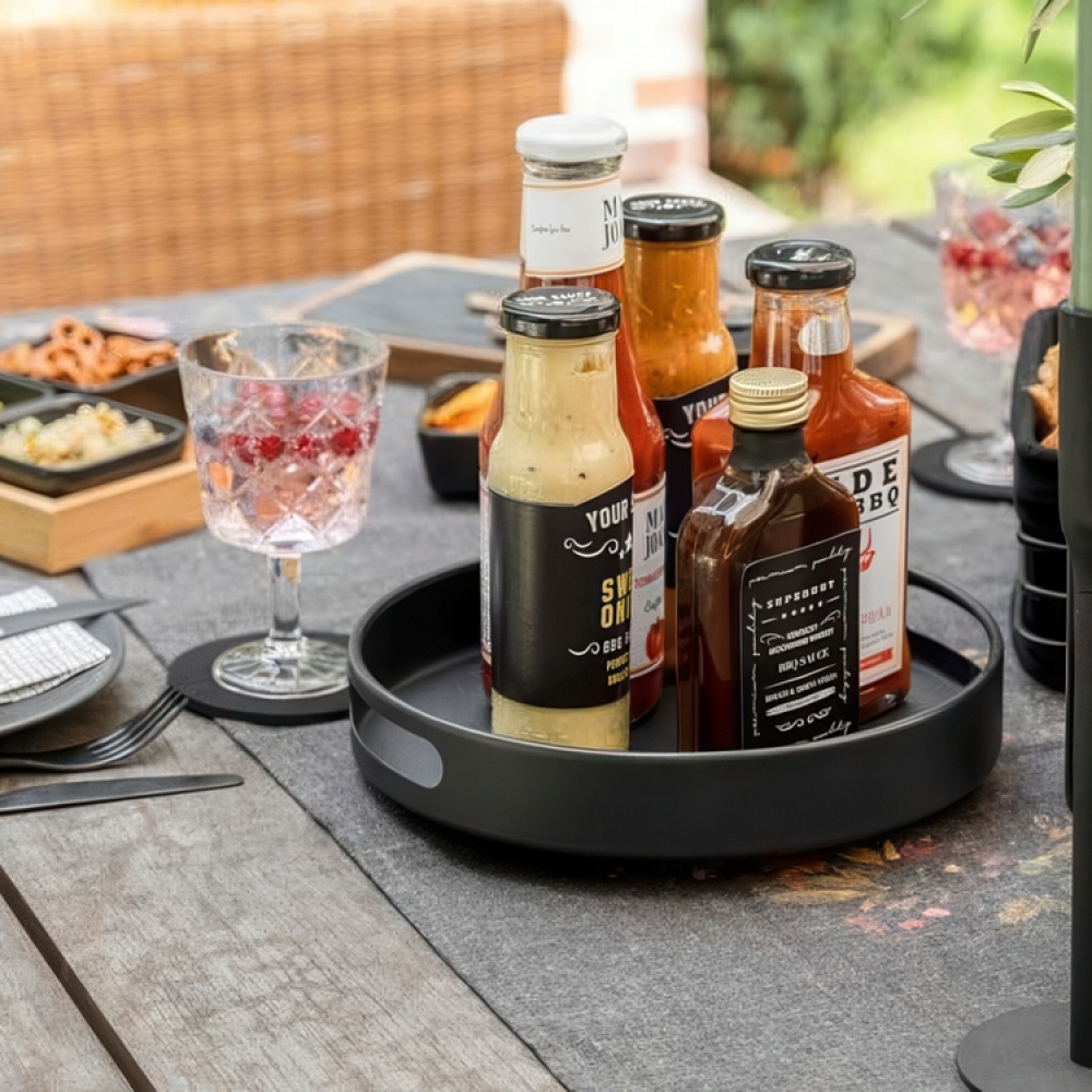 Snurrbricka i metall, Hög kant med handtag, ROTATING TRAY, Ø 26 x H 6 cm, Svart i gruppen Förvaring / Köksförvaring / Organisera köksskåp / Kryddhyllor hos SmartaSaker.se (42732)