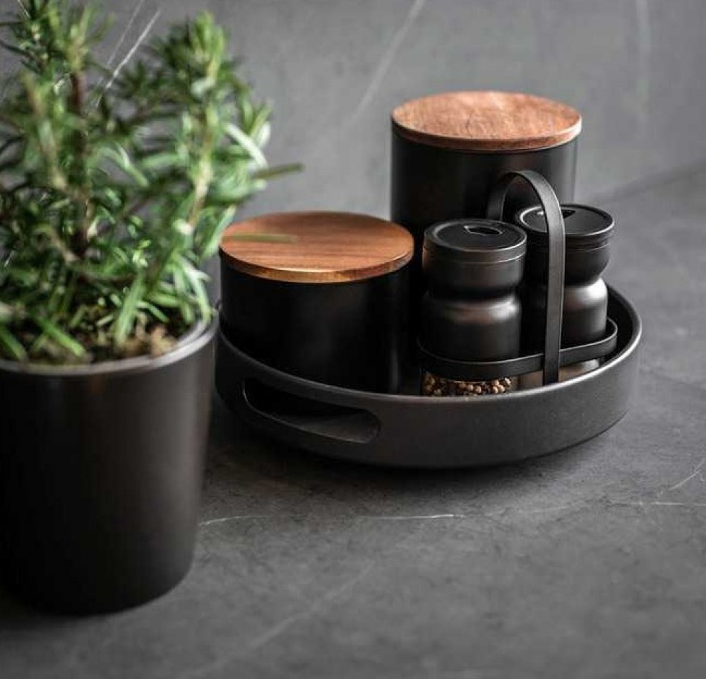 Snurrbricka i metall, Hög kant med handtag, ROTATING TRAY, Ã˜ 26 x H 6 cm, Svart i gruppen Förvaring / Köksförvaring / Organisera köksskåp / Kryddställ hos SmartaSaker.se (42732)