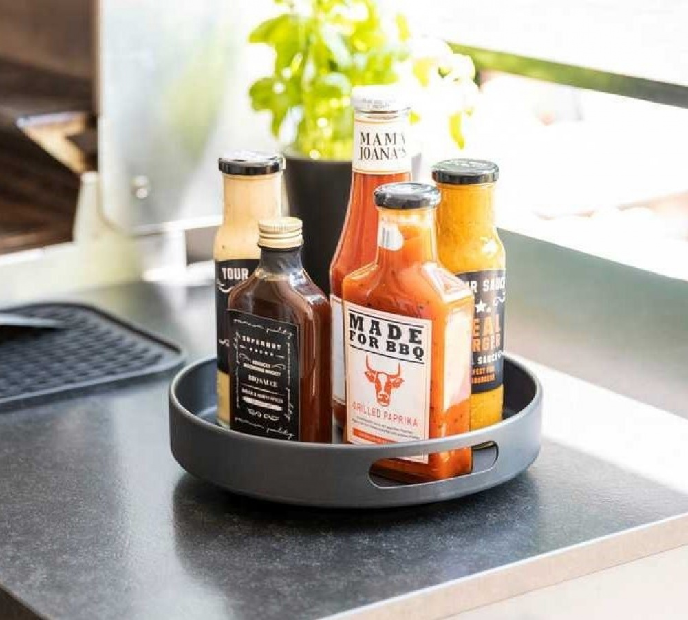 Snurrbricka i metall, Hög kant med handtag, ROTATING TRAY, Ã˜ 26 x H 6 cm, Svart i gruppen Förvaring / Köksförvaring / Organisera köksskåp / Kryddställ hos SmartaSaker.se (42732)