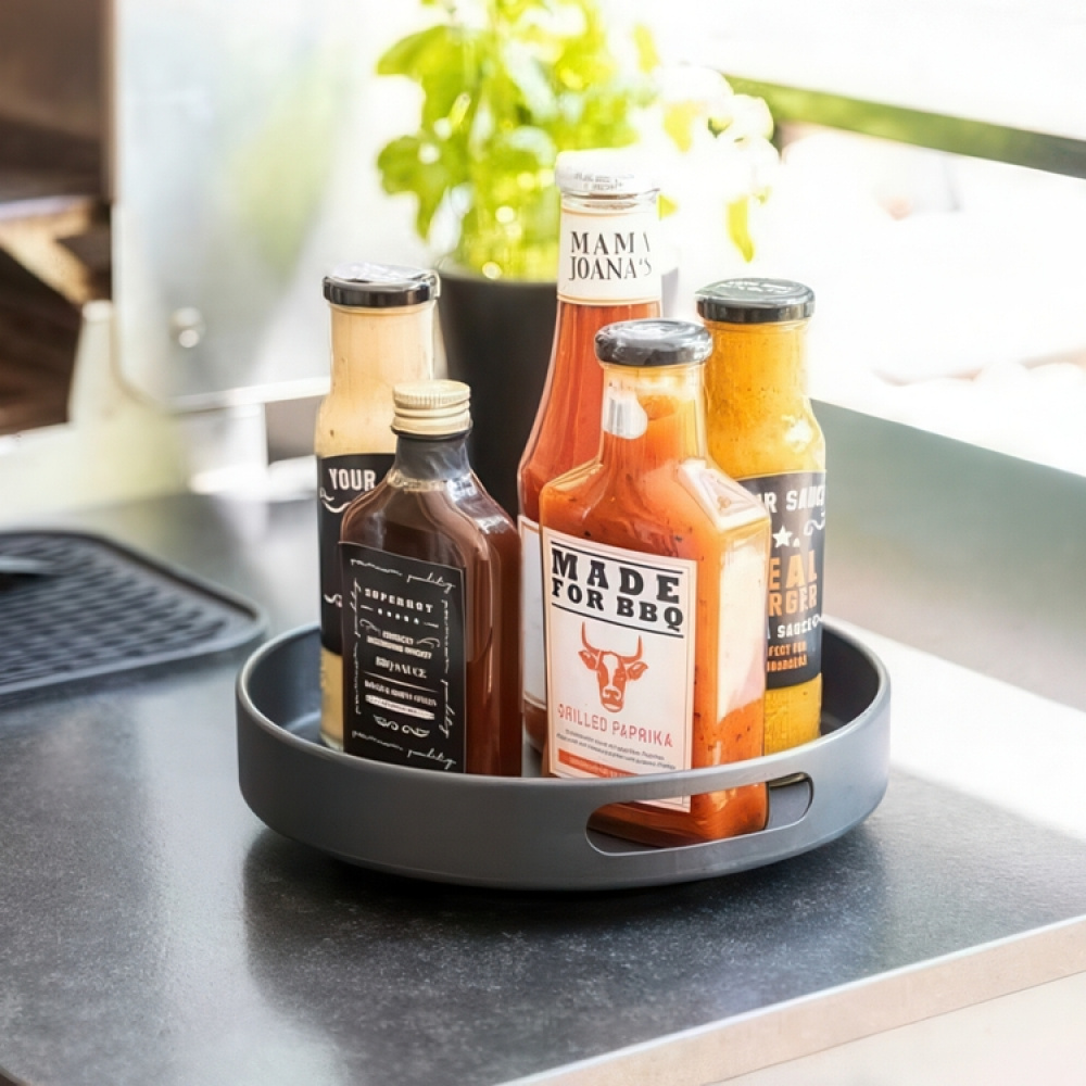 Snurrbricka i metall, Hög kant med handtag, ROTATING TRAY, Ø 26 x H 6 cm, Svart i gruppen Förvaring / Köksförvaring / Organisera köksskåp / Kryddhyllor hos SmartaSaker.se (42732)