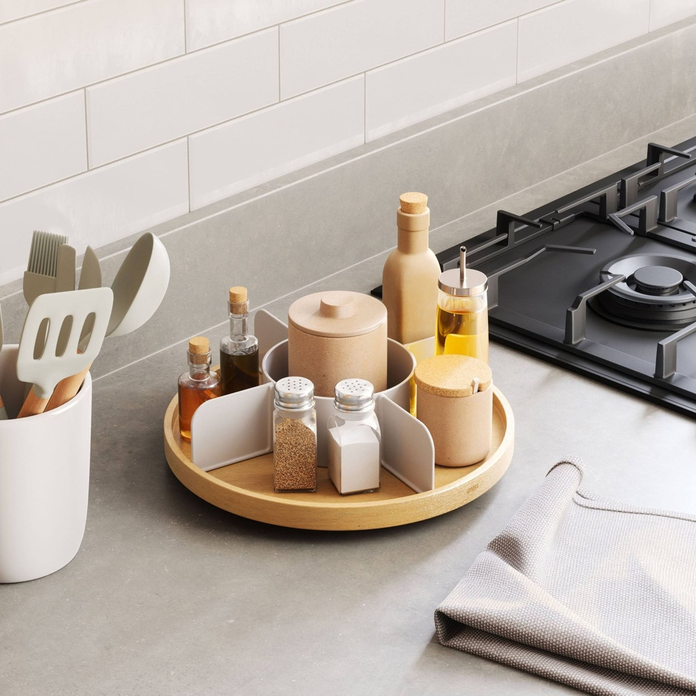Snurrbricka trä, Med avdelare, UMBRA BELLWOOD LAZY SUSAN, Ø 30, Natur / Vit i gruppen Förvaring / Köksförvaring / Organisera köksskåp / Kryddställ hos SmartaSaker.se (42741)