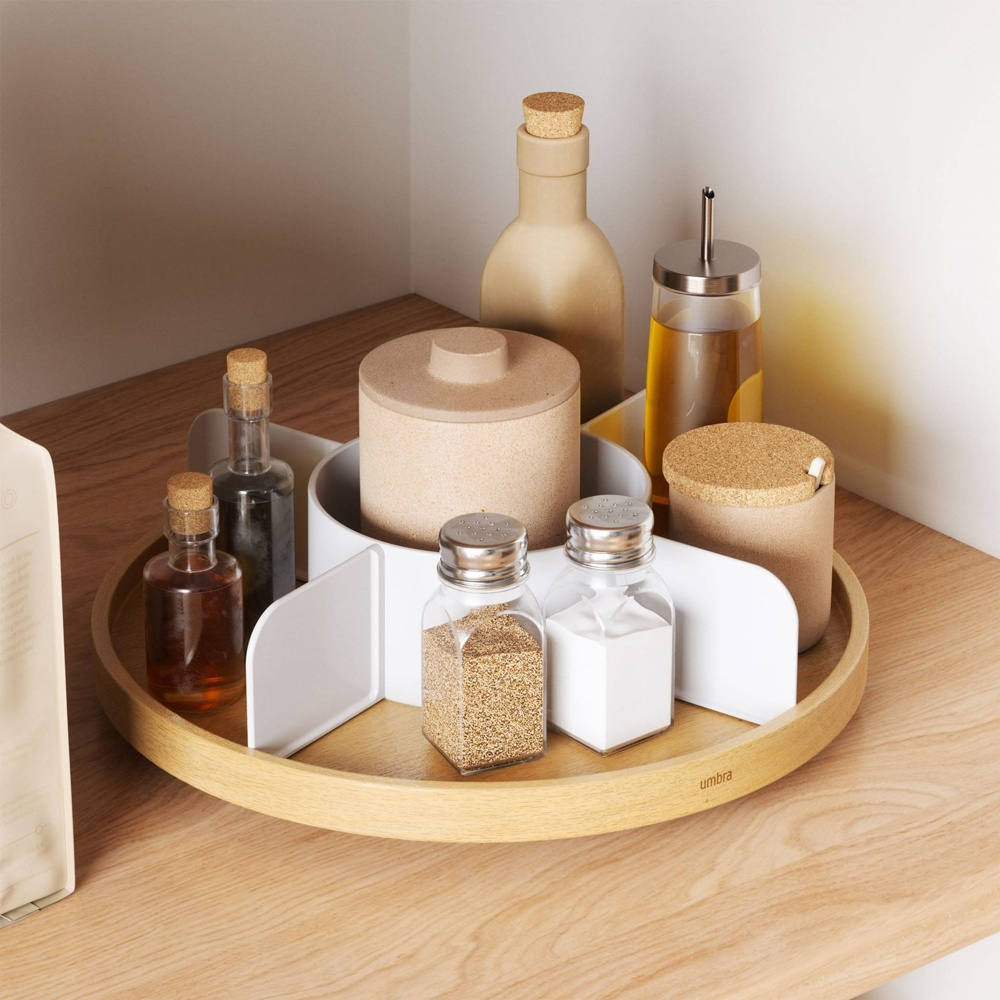 Snurrbricka trä, Med avdelare, UMBRA BELLWOOD LAZY SUSAN, Ø 30, Natur / Vit i gruppen Förvaring / Köksförvaring / Organisera köksskåp / Kryddställ hos SmartaSaker.se (42741)
