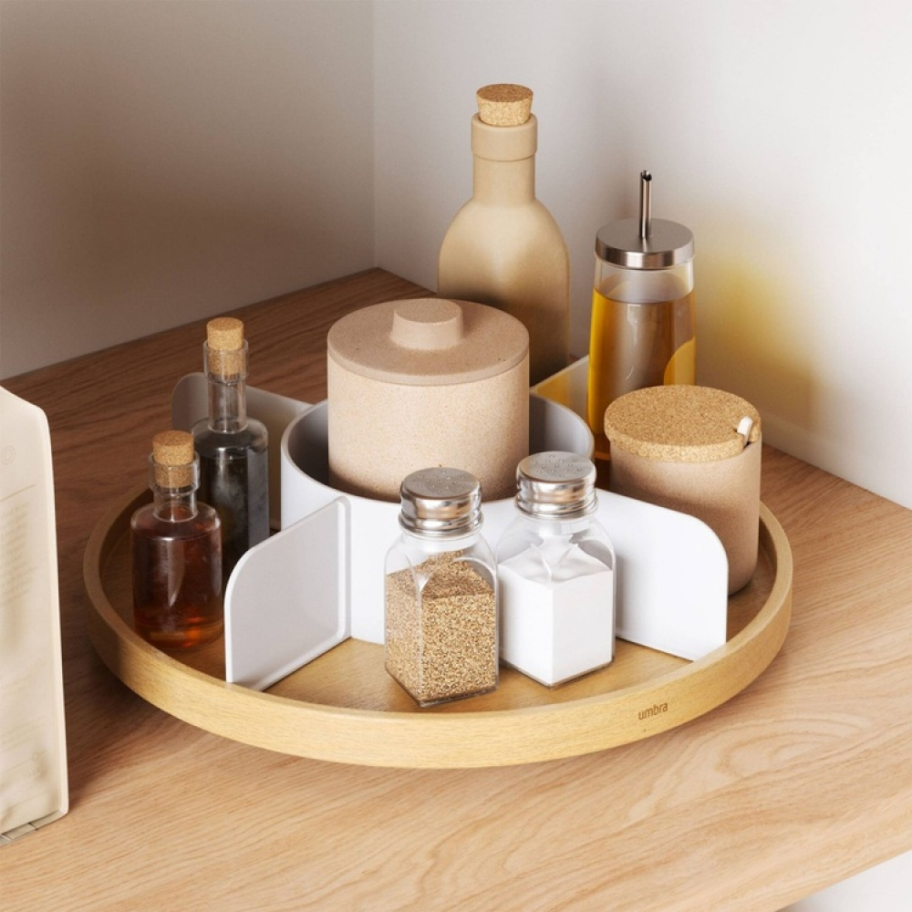 Snurrbricka trä, Med avdelare, UMBRA BELLWOOD LAZY SUSAN, Ø 30, Natur / Vit i gruppen Förvaring / Köksförvaring / Organisera köksskåp / Kryddhyllor hos SmartaSaker.se (42741)