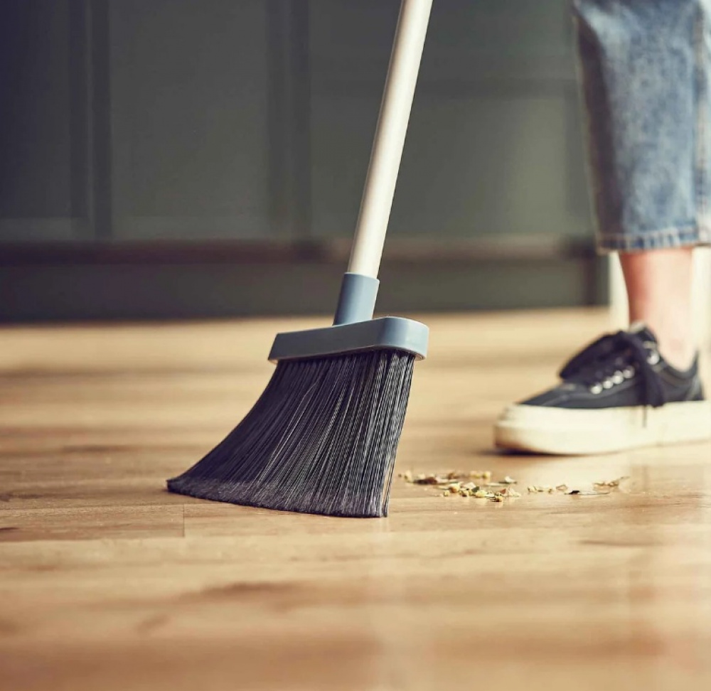 Sopborste, Vägghängd, CLEAN-STORE LONGBRISTLE, Joseph Joseph, Silver / Blå i gruppen Förvaring / Städförvaring och sopsortering / Städtrasor och borstar hos SmartaSaker.se (42761)