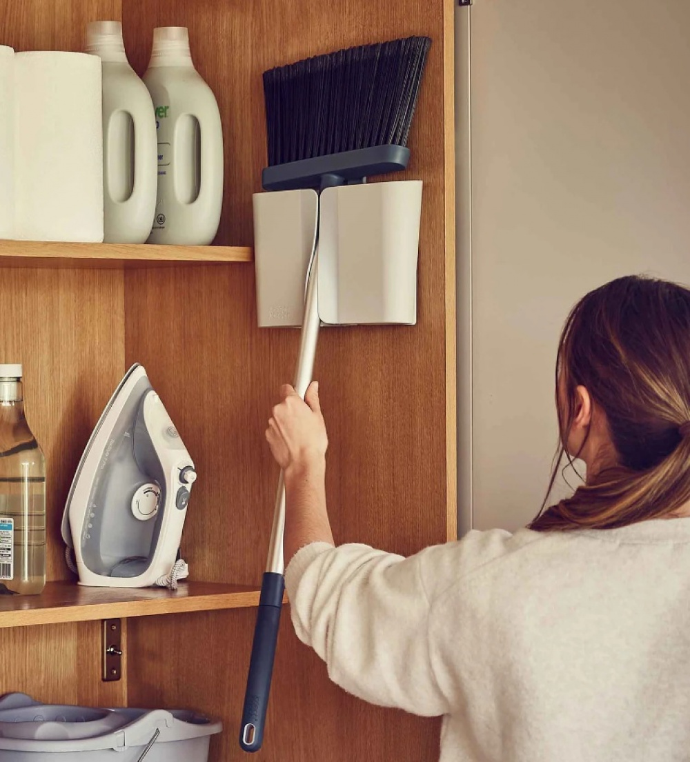 Sopborste, Vägghängd, CLEAN-STORE LONGBRISTLE, Joseph Joseph, Silver / Blå i gruppen Förvaring / Städförvaring och sopsortering / Städtrasor och borstar hos SmartaSaker.se (42761)