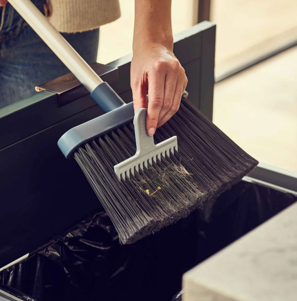 Sopborste, Vägghängd, CLEAN-STORE LONGBRISTLE, Joseph Joseph, Silver / Blå i gruppen Förvaring / Städförvaring och sopsortering / Städtrasor och borstar hos SmartaSaker.se (42761)