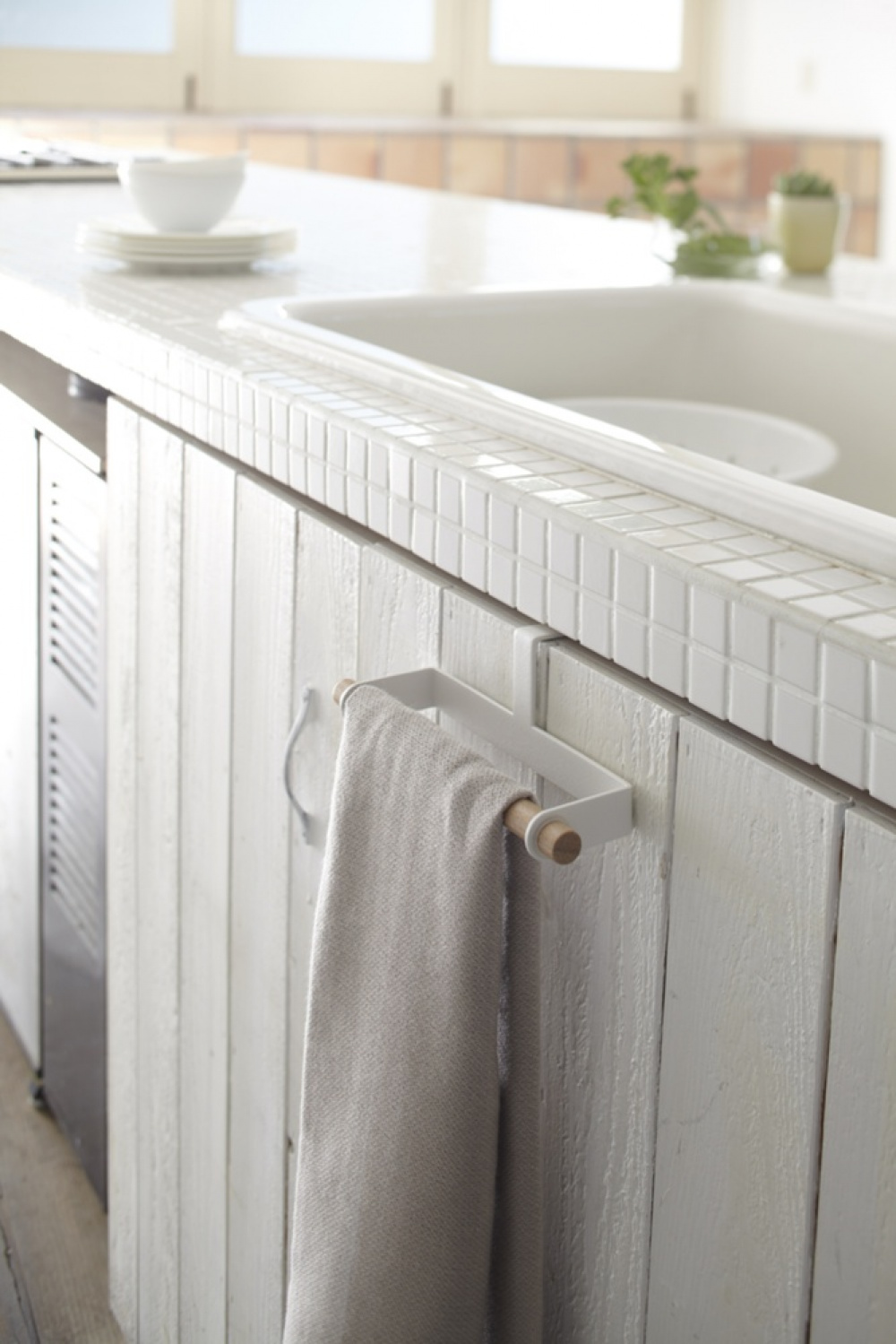 Stång för handduk, över kant, TOSCA TOWEL HANGER, Yamazaki, Small, Vit i gruppen Förvaring / Köksförvaring / Organisera köksskåp / Krokar hos SmartaSaker.se (42841)