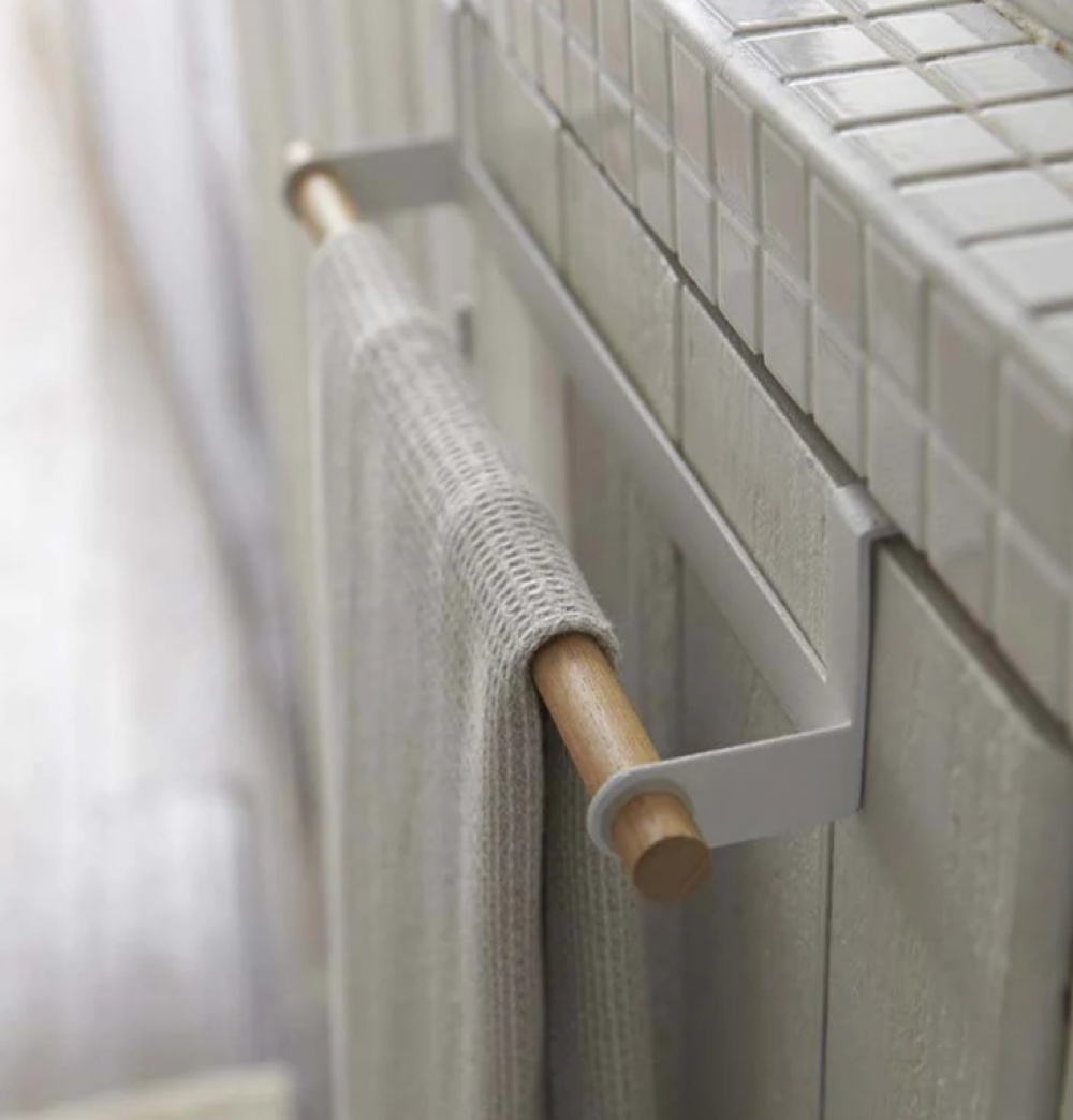 Stång för handduk, över skåpdörr, TOSCA TOWEL HANGER, Large, Yamazaki, Vit i gruppen Förvaring / Sovrumsförvaring / Dörrkrokar hos SmartaSaker.se (42842)