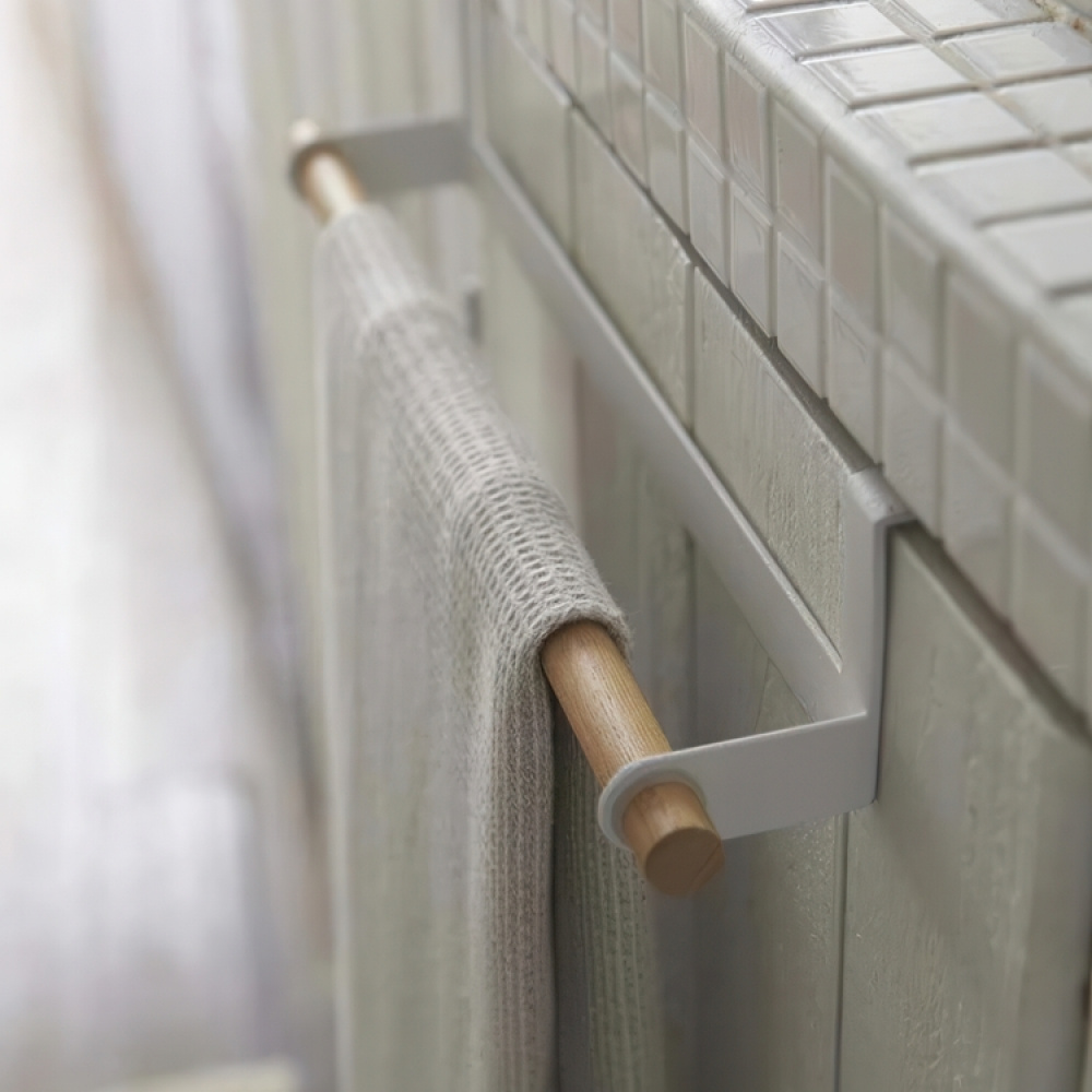 Stång för handduk, över skåpdörr, TOSCA TOWEL HANGER, Large, Yamazaki, Vit i gruppen Förvaring / Sovrumsförvaring / Dörrkrokar hos SmartaSaker.se (42842)