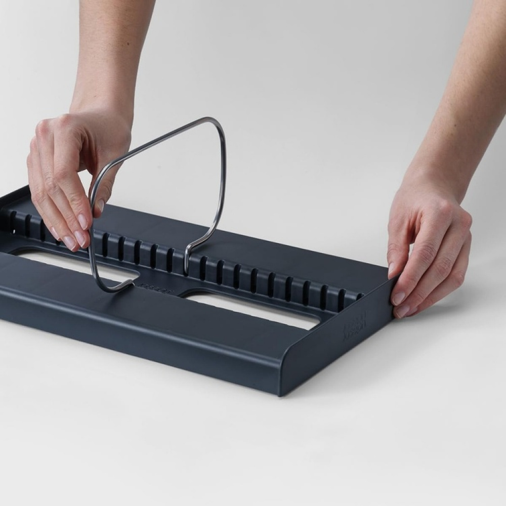 Ställ för plåtar och formar, BAKWARE ORGANISER, Joseph Joseph, 32,5 x 20,6x H 12,7 cm, Grå / Silver i gruppen Förvaring / Köksförvaring / Organisera köksskåp hos SmartaSaker.se (42872)