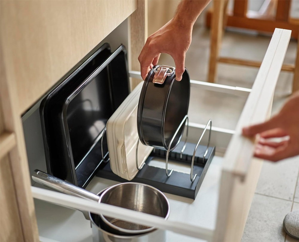 Ställ för plåtar och formar, BAKWARE ORGANISER, Joseph Joseph, 32,5 x 20,6x H 12,7 cm, Grå / Silver i gruppen Förvaring / Köksförvaring / Organisera köksskåp hos SmartaSaker.se (42872)