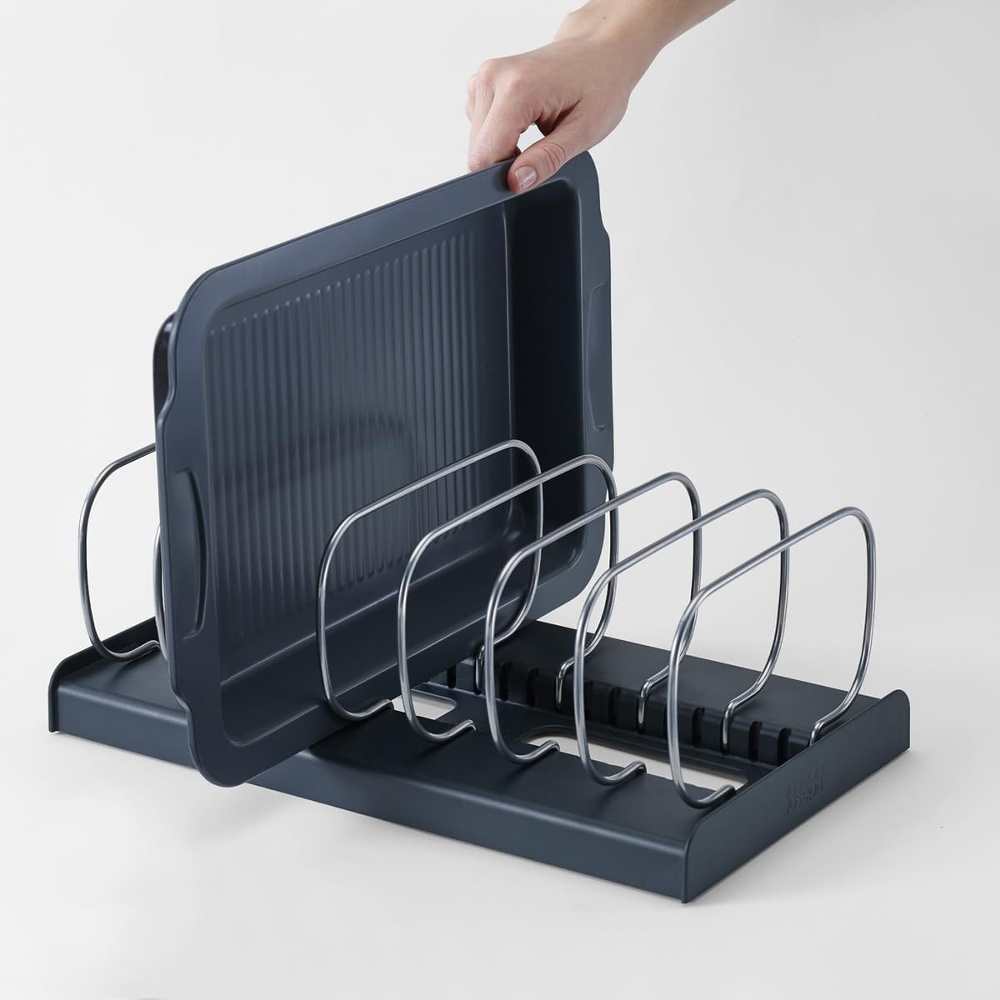 Ställ för plåtar och formar, BAKWARE ORGANISER, Joseph Joseph, 32,5 x 20,6x H 12,7 cm, Grå / Silver i gruppen Förvaring / Köksförvaring / Organisera köksskåp hos SmartaSaker.se (42872)
