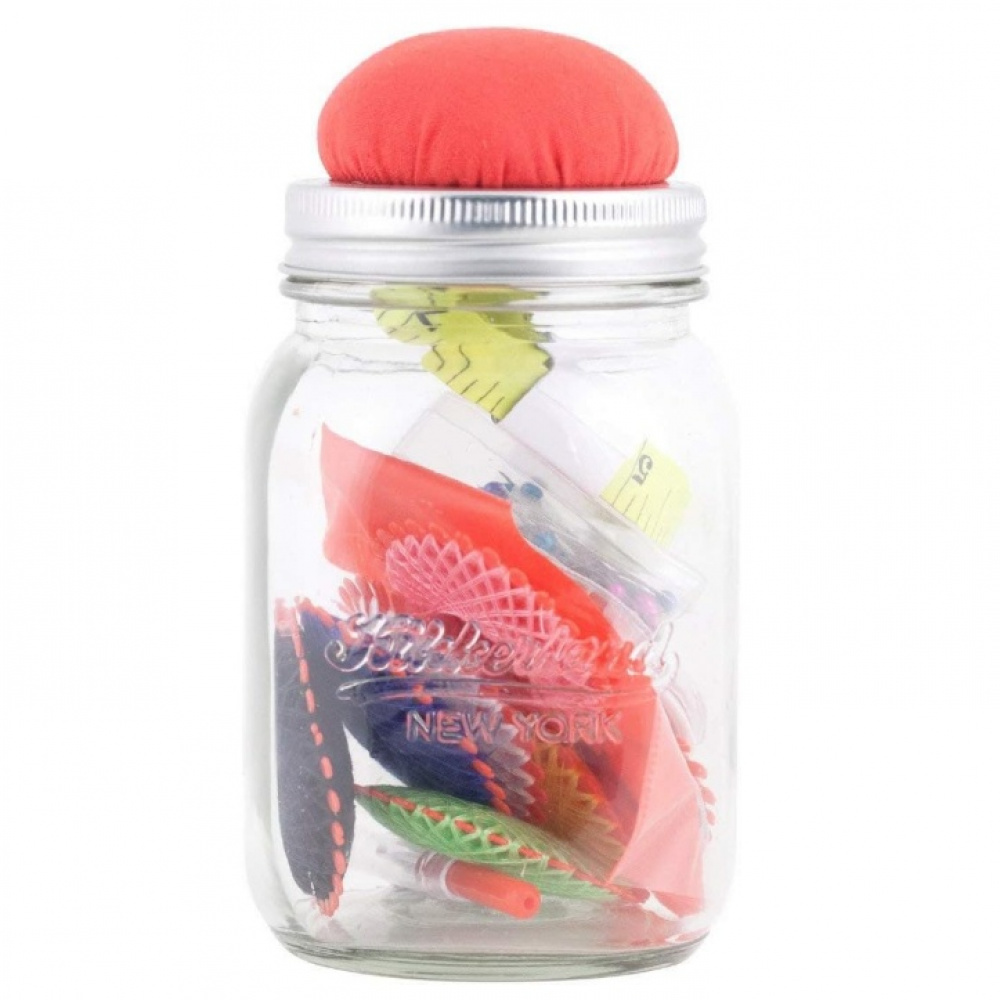 Sybehör i glasburk, MASON JAR SEWING KIT, Kikkerland, Klar / röd i gruppen Förvaring / Sovrumsförvaring / Smyckesförvaring hos SmartaSaker.se (42912)