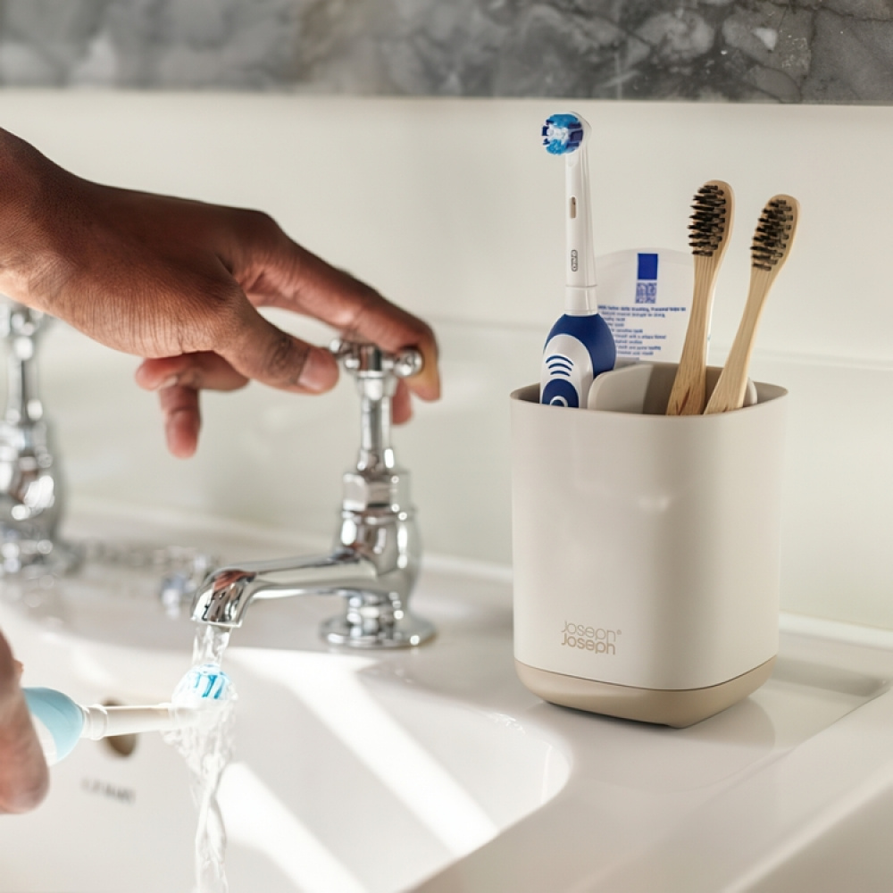 Tandborstmugg för eltandborstar, EASY STORE ECRU, 9 x 9 x H 12,7 cm, Joseph Joseph, Grå-Beige i gruppen Förvaring / Badrumsförvaring hos SmartaSaker.se (42938)