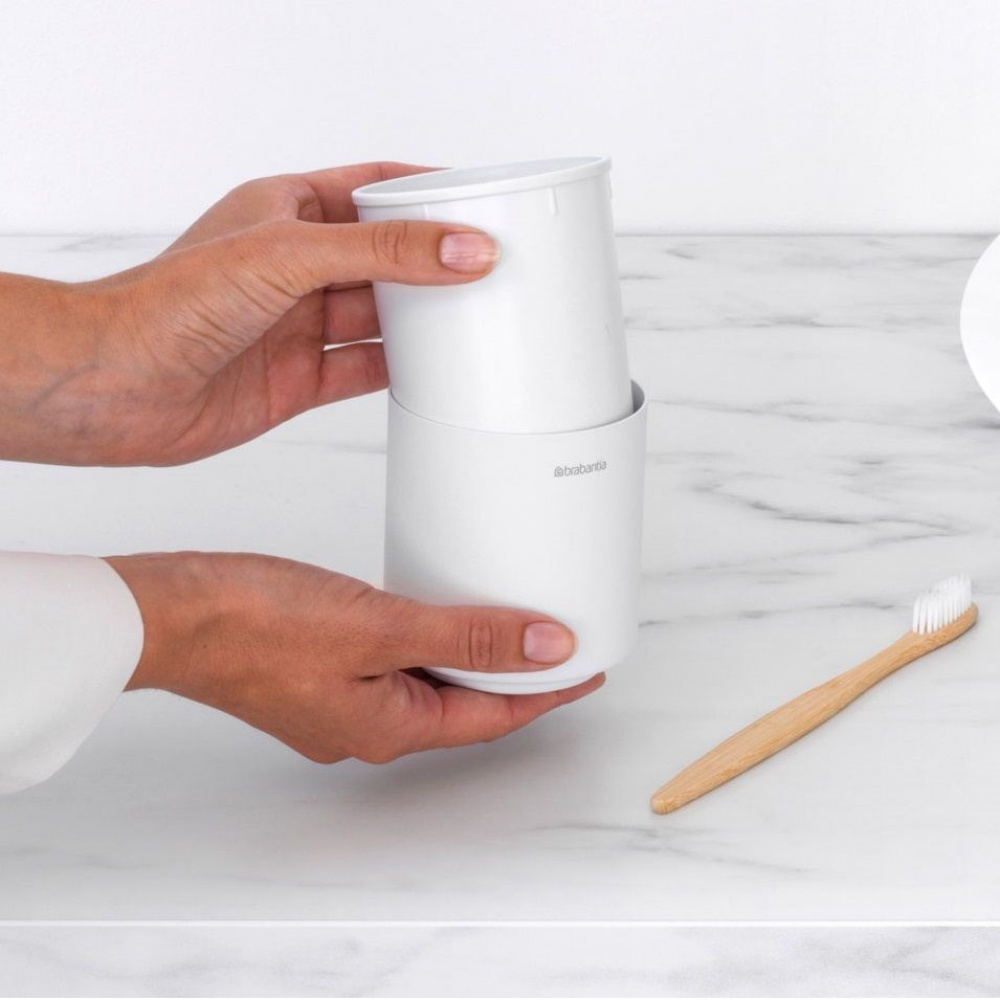 Tandborstmugg i metall, BRABANTIA MINDSET, Ø 8,1 x H 9,4 cm, Vit i gruppen Förvaring / Badrumsförvaring hos SmartaSaker.se (42939)