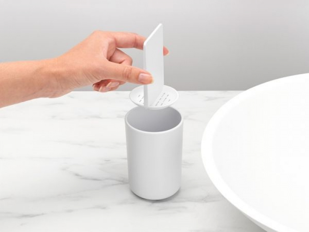 Tandborstmugg med avdelare, BRABANTIA RENEW, Ø7,6 x H 11 cm, Vit i gruppen Förvaring / Badrumsförvaring hos SmartaSaker.se (42941)