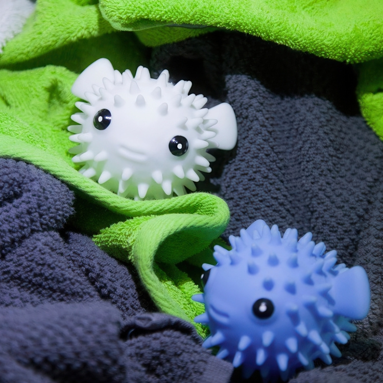 Torkbollar till torktumlaren i form av fiskar, PUFFER FISH DRYER BUDDIES, 2 stycken, Blå / Vit i gruppen Förvaring / Tvätt och tork hos SmartaSaker.se (42968)