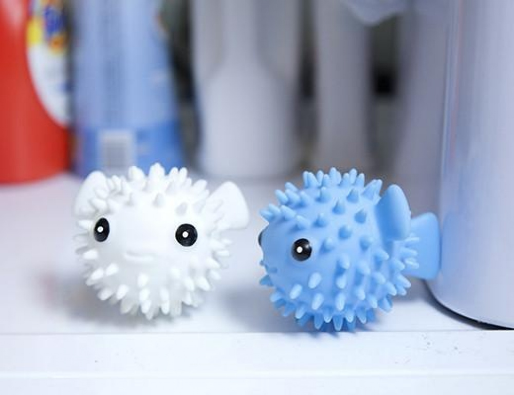 Torkbollar till torktumlaren i form av fiskar, PUFFER FISH DRYER BUDDIES, 2 stycken, Blå / Vit i gruppen Förvaring / Tvätt och tork hos SmartaSaker.se (42968)