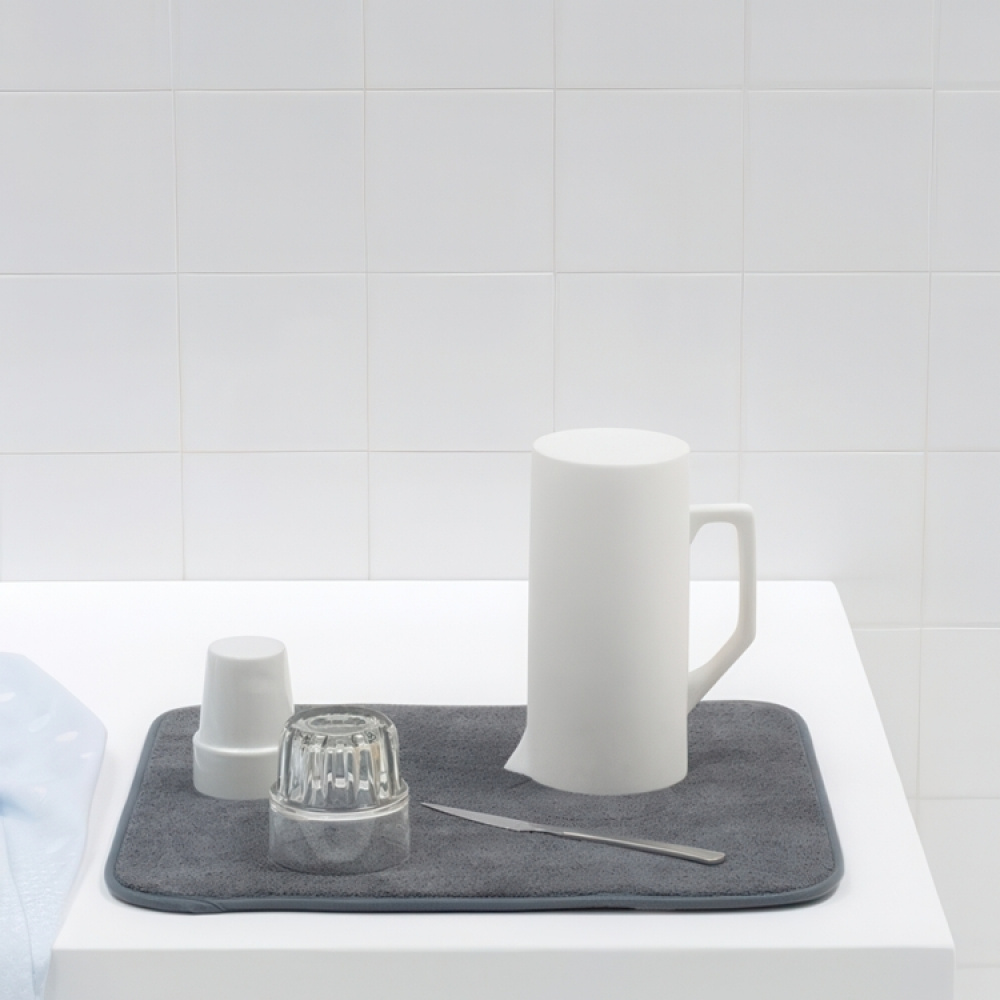 Torkmatta av Mikrofiber, BRABANTIA SOFT DRYING MAT, 47 x 40 cm, Mörkgrå i gruppen Förvaring / Köksförvaring / Diskställ och diskbänk hos SmartaSaker.se (42975)