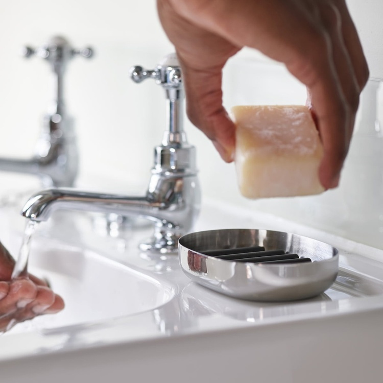 Tvålkopp i rostfritt, EASY STORE LUXE, 11.5 x 8 x H 2,5 cm, Joseph Joseph , Silver / Grå i gruppen Förvaring / Badrumsförvaring hos SmartaSaker.se (43065)