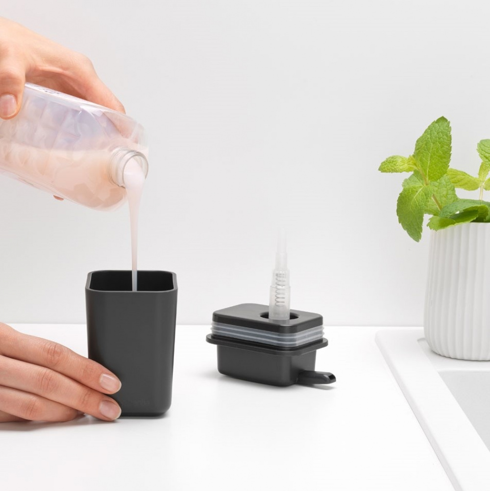 Tvålpump / Diskmedelsdispenser, 200 ml, KITCHEN SOAP DISPENSER, Brabantia, Mörkgrå i gruppen Förvaring / Badrumsförvaring hos SmartaSaker.se (43076)