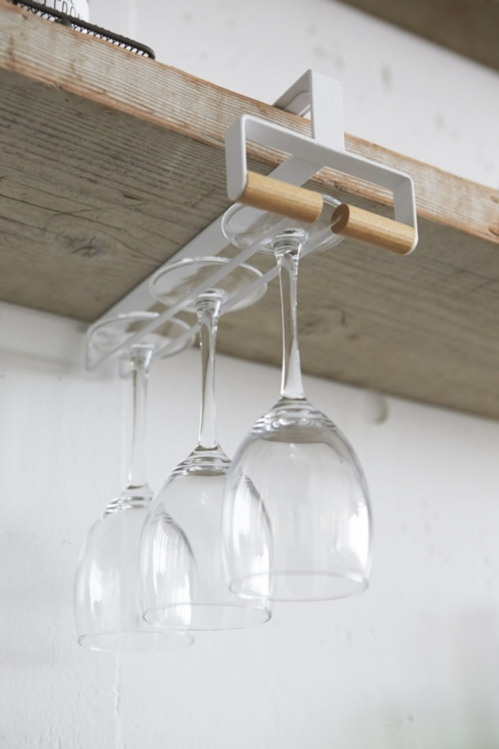Under hylla vinglas hängare, TOSCA WINE GLASS HANGER, Yamazaki, Vit i gruppen Förvaring / Köksförvaring / Organisera köksskåp / Under hyllan-förvaring hos SmartaSaker.se (43153)