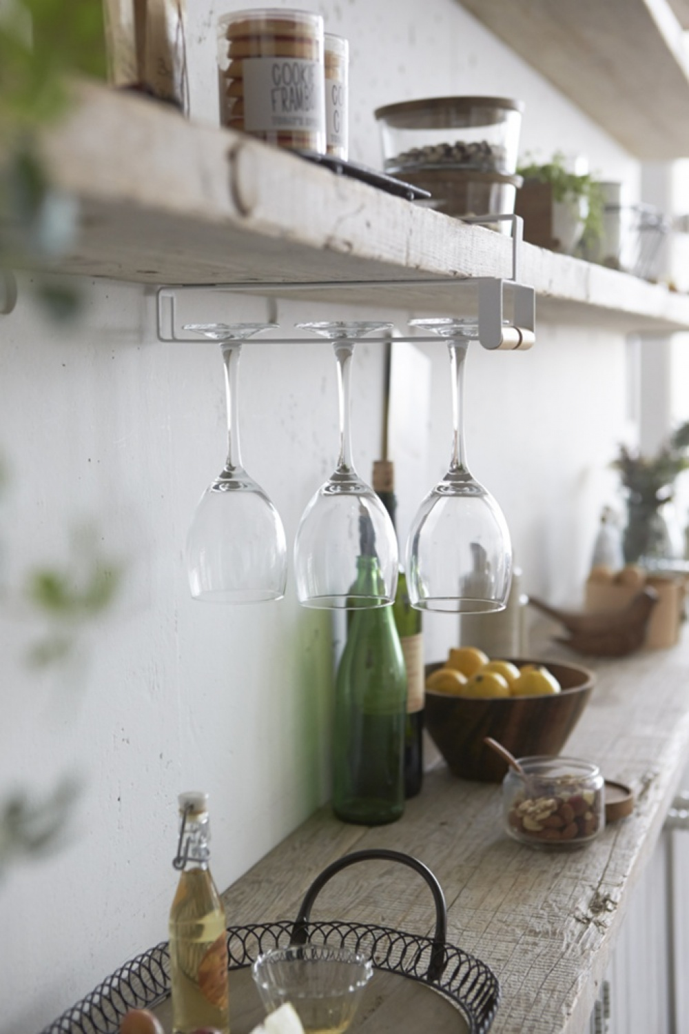 Under hylla vinglas hängare, TOSCA WINE GLASS HANGER, Yamazaki, Vit i gruppen Förvaring / Köksförvaring / Organisera köksskåp / Under hyllan-förvaring hos SmartaSaker.se (43153)