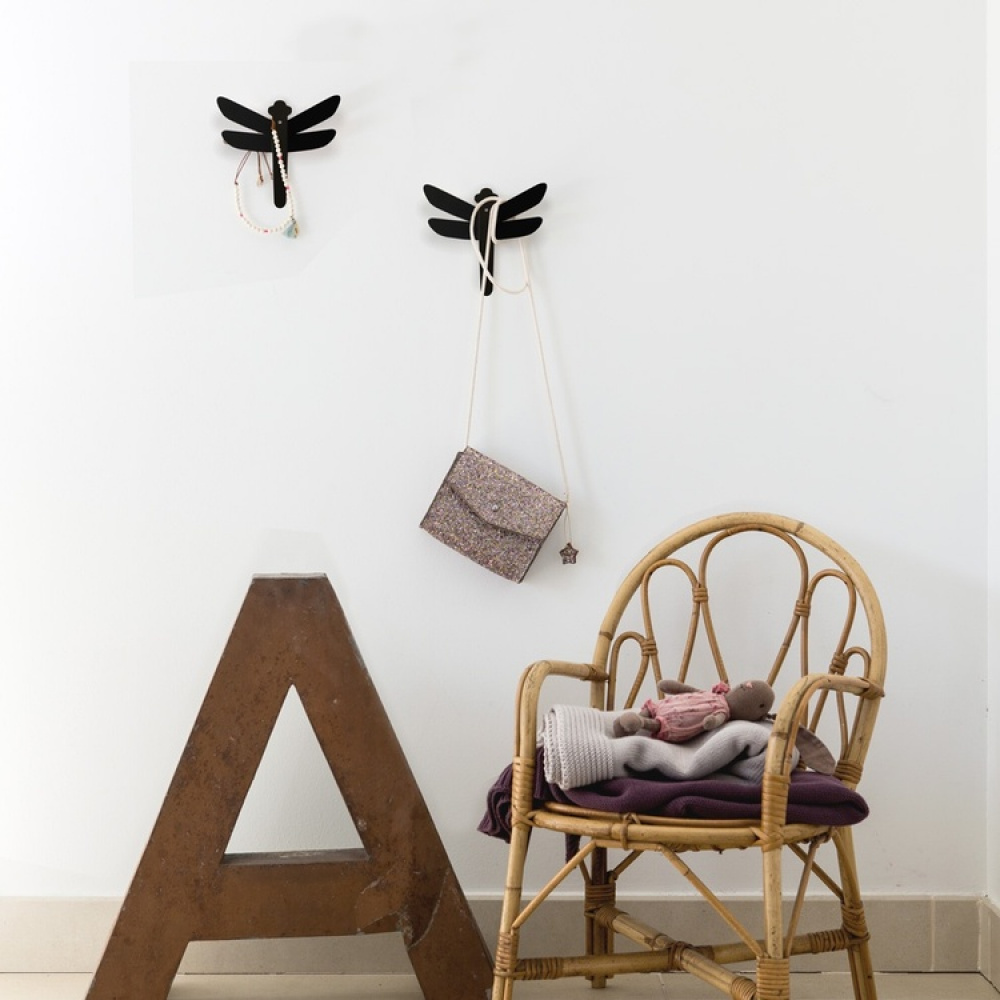 Väggkrokar i metall, 2 st trollsländor, BLACK DRAGONFLY, 14 x H 14 cm, Svarta i gruppen Förvaring / Barnrumsförvaring hos SmartaSaker.se (43240)