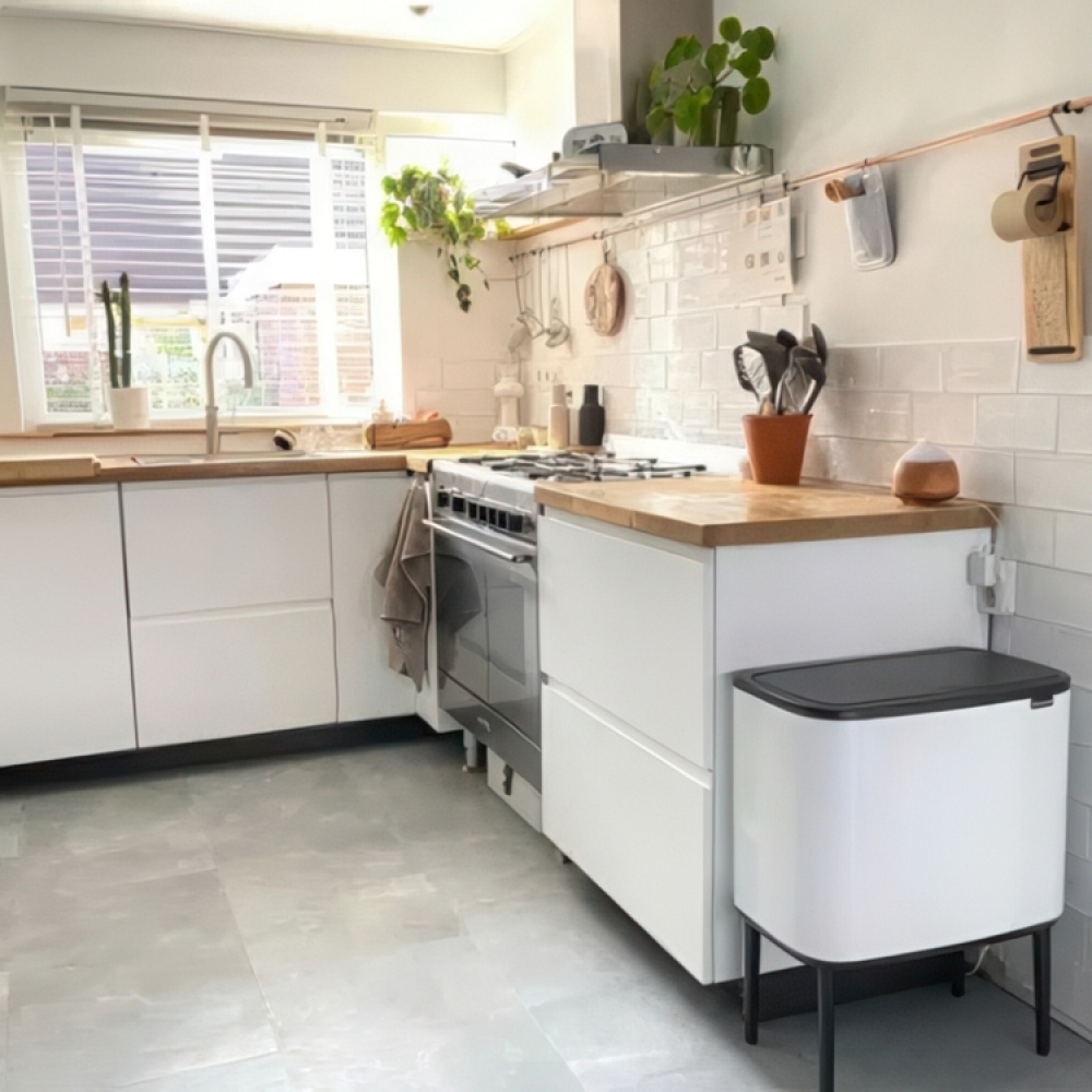 Återvinningsstation på ben, 2 insatser, BRABANTIA BO TOUCH 23 + 11 L i gruppen Förvaring / Städförvaring och sopsortering / Sopsortering hos SmartaSaker.se (43253)